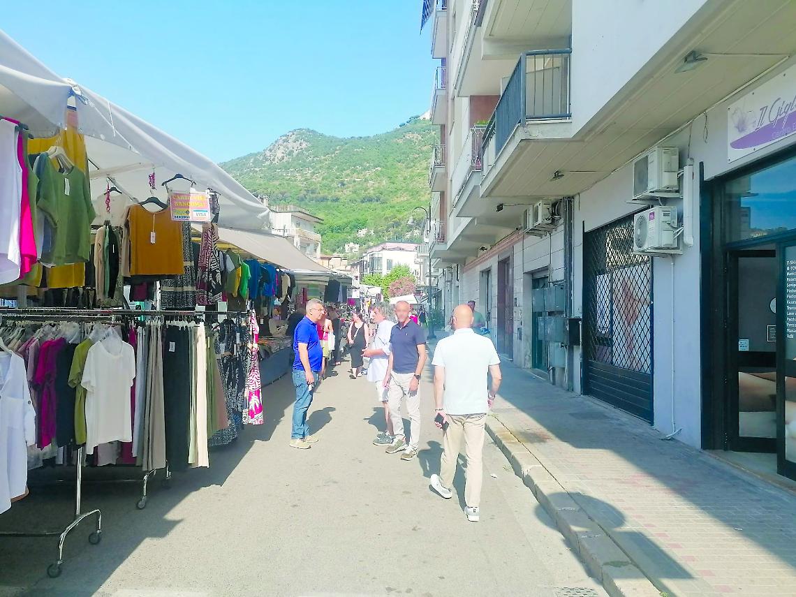 Abusivi al mercato, nuovo blitz