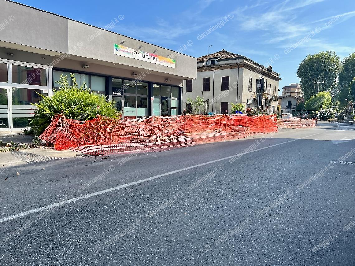  Scontro totale su via Fontana Unica. «La ciclabile non s’ha da  fare»