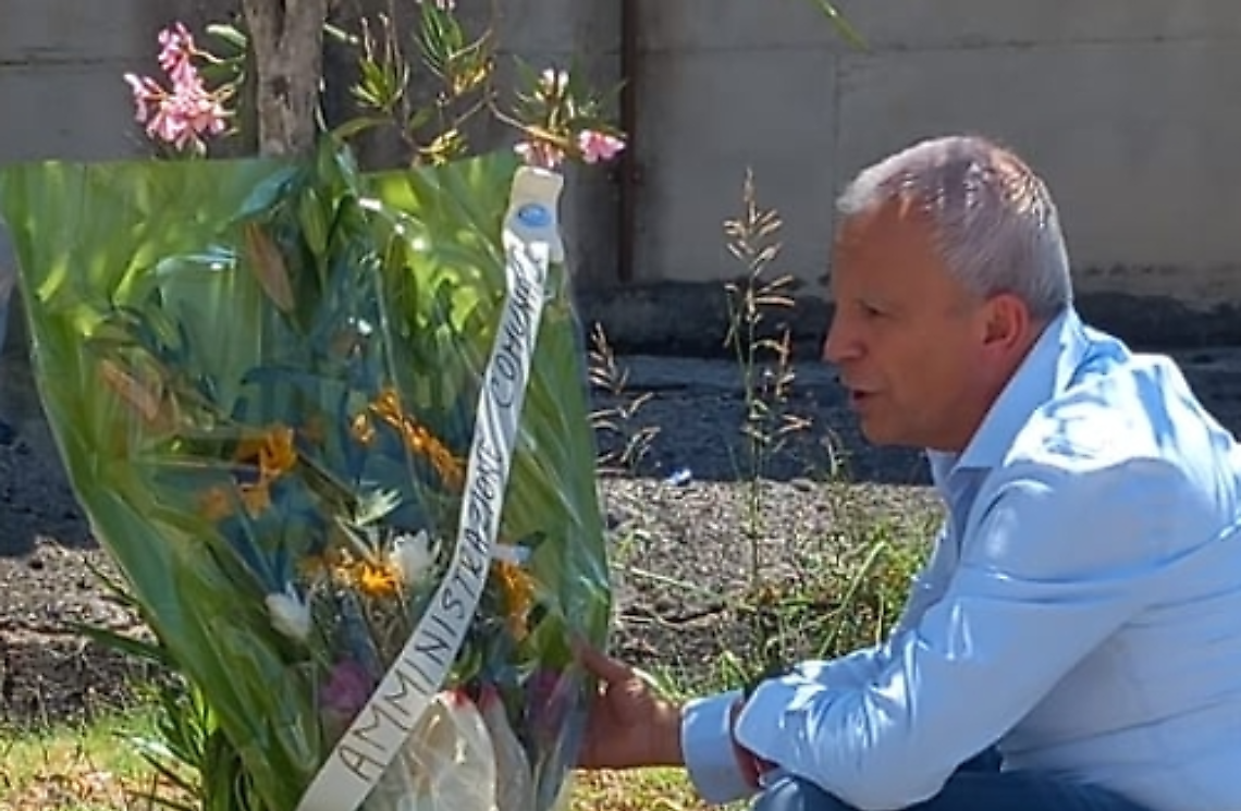 Omicidio a Pontecorvo, il sindaco depone un mazzo di fiori sul luogo del delitto