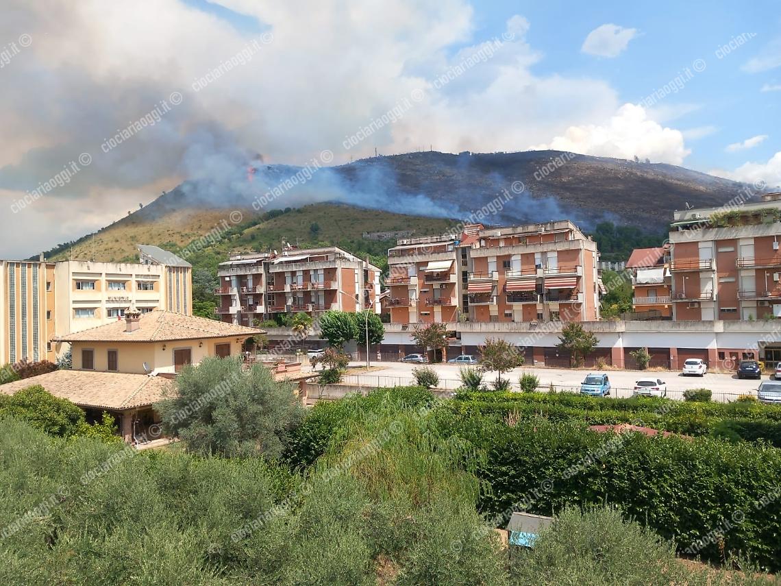 Incendio divampa sulla collina Le Cese. Paura per le fiamme vicino alle case