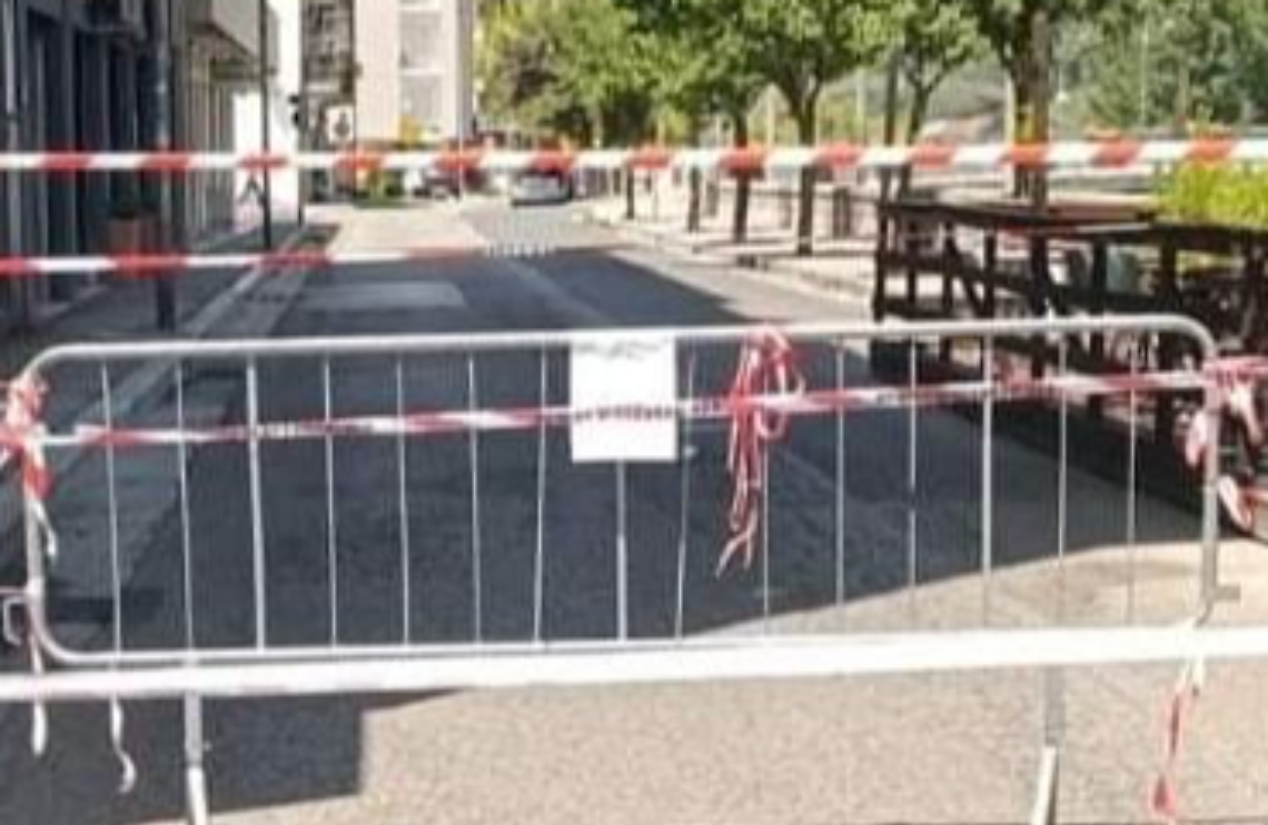 Cadono calcinacci da una palazzina. Chiuso al traffico il Lungoliri Cavour