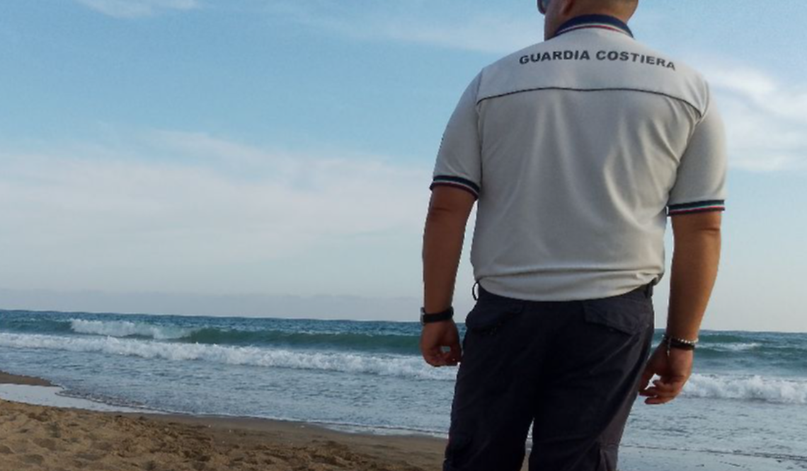 Tragedia in spiaggia, muore mentre fa il bagno