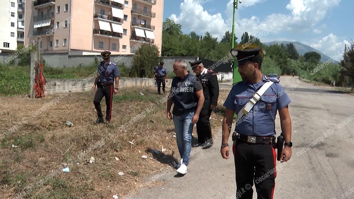 Omicidio in strada dopo la  lite. Si cercano prove nei telefonini