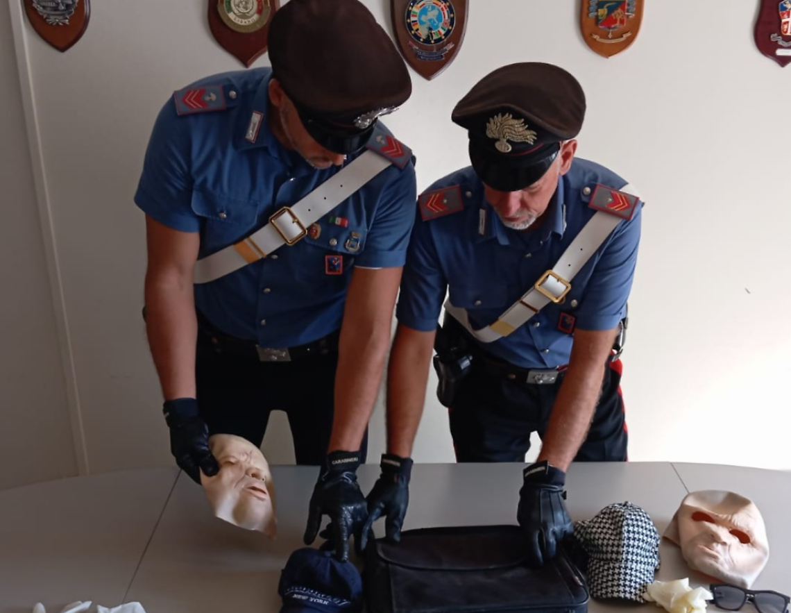 Tentano una rapina alla Bpf, acciuffati dai carabinieri
