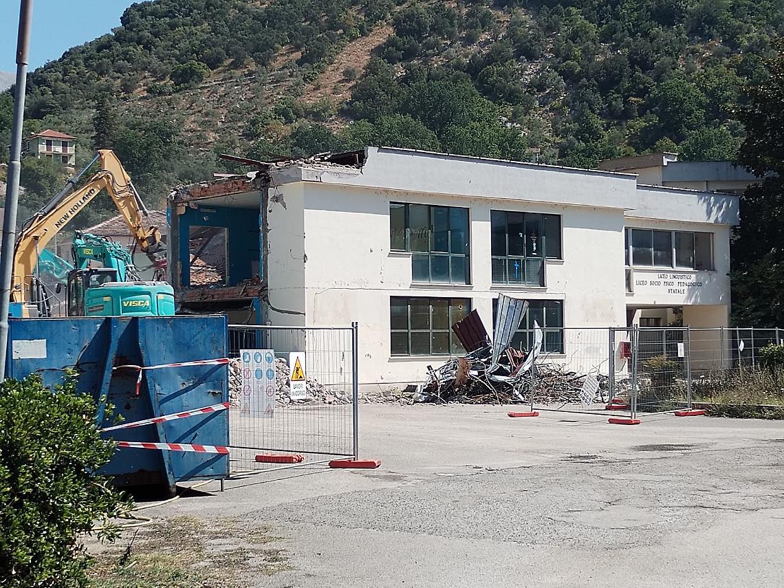 Scuole e cantieri, polemiche sulla paternità. «Meriti che non hanno»