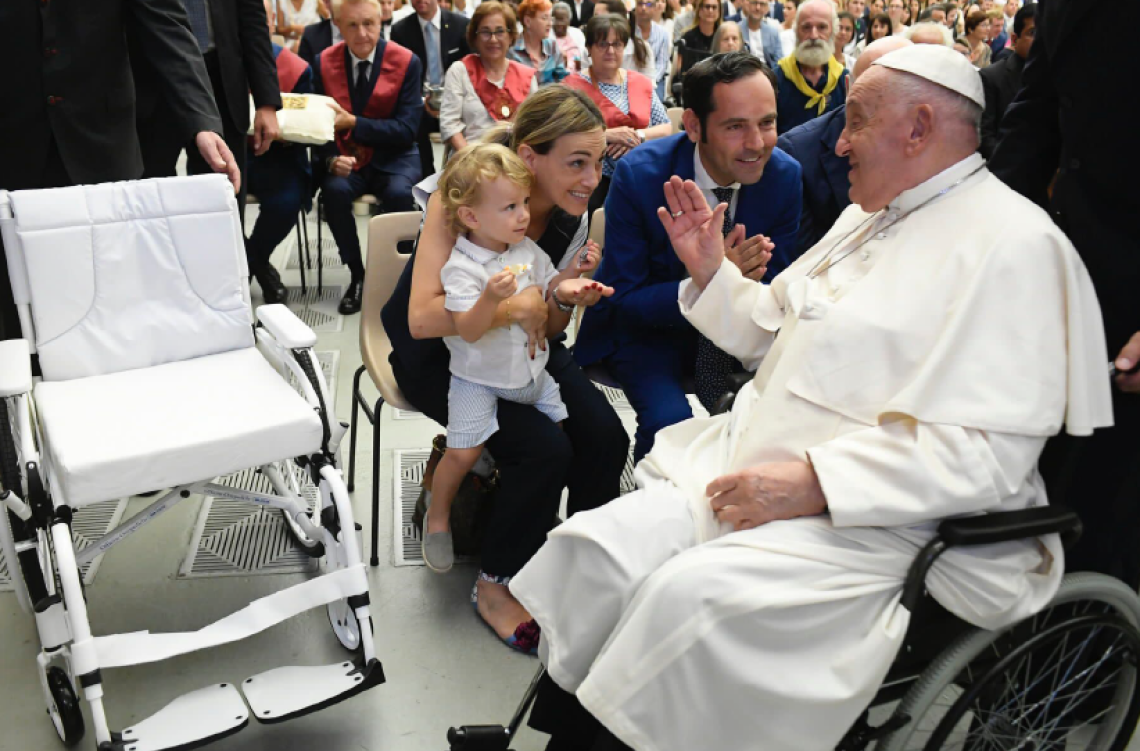 Azienda frusinate dona al Papa una carrozzina