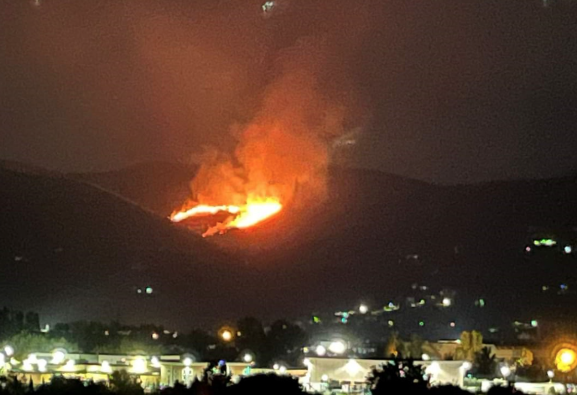 Ettari di verde a fuoco, domato l’incendio