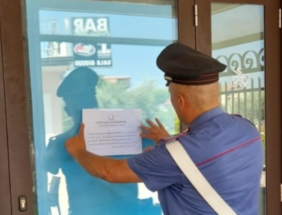 Il bar è ritrovo di pregiudicati e consumatori di stupefacenti. Sospesa l'attività