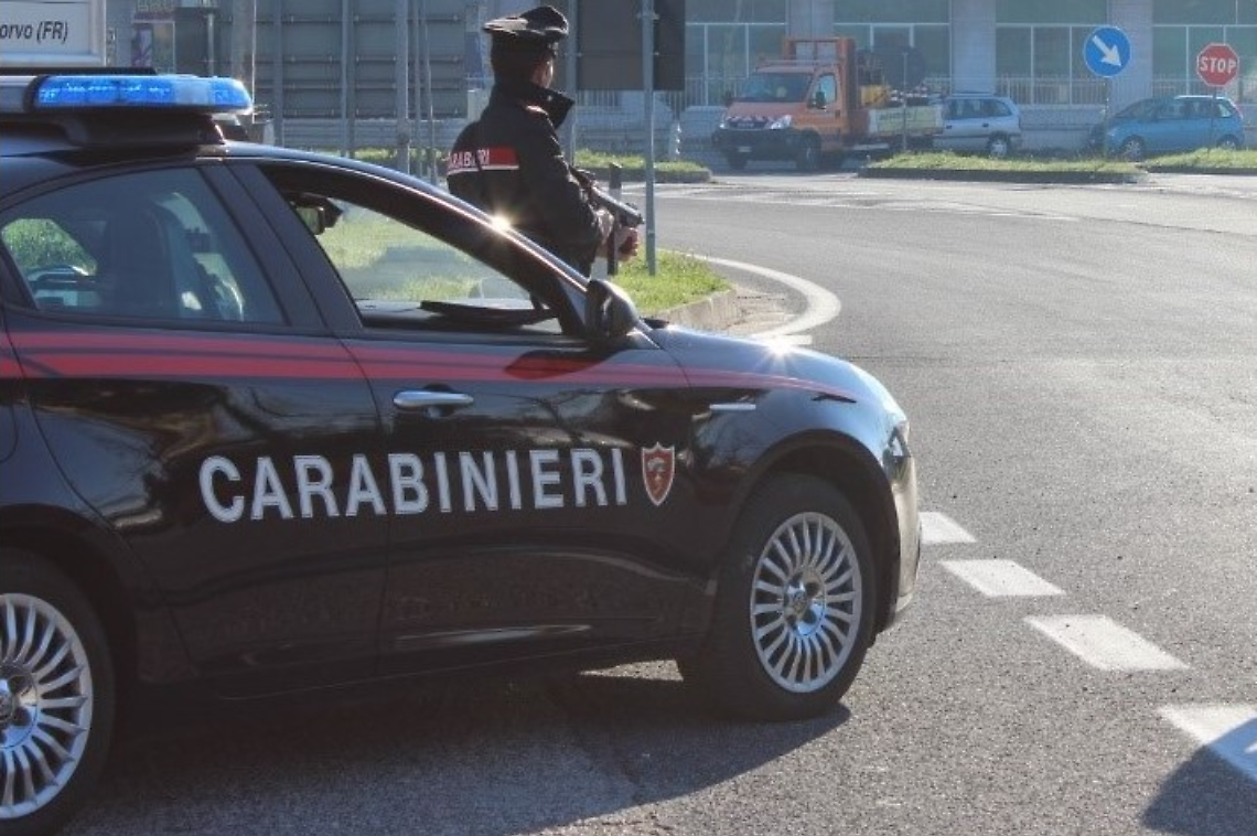 Sottrae birra per mille euro dai distributori automatici. Scoperto dai carabinieri