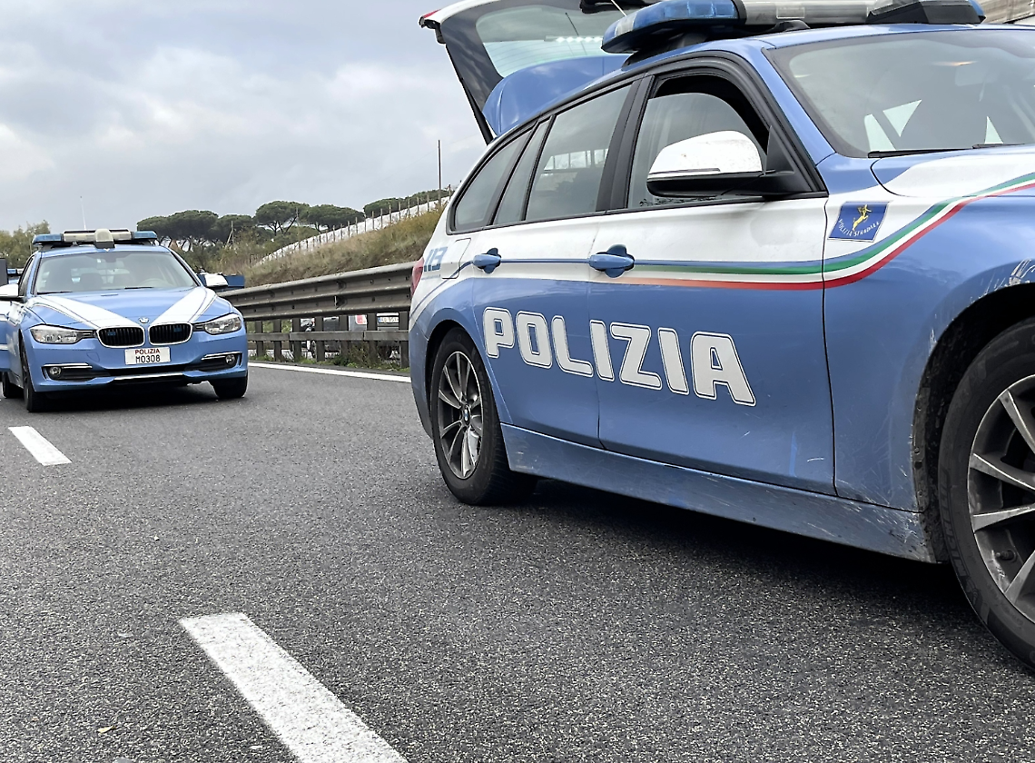 Fuggono a bordo  di un'auto rubata, poi speronano l'auto della polizia. Un arrestato e un denunciato