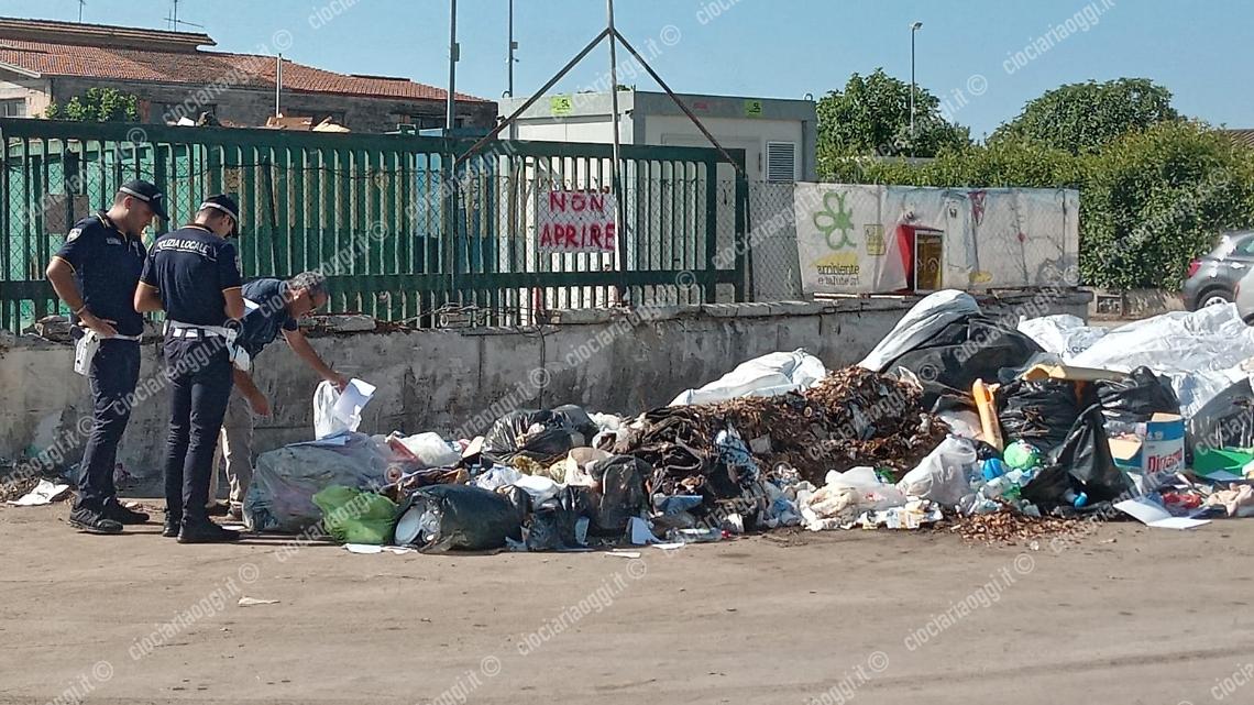 Buttano rifiuti, caccia ai colpevoli
