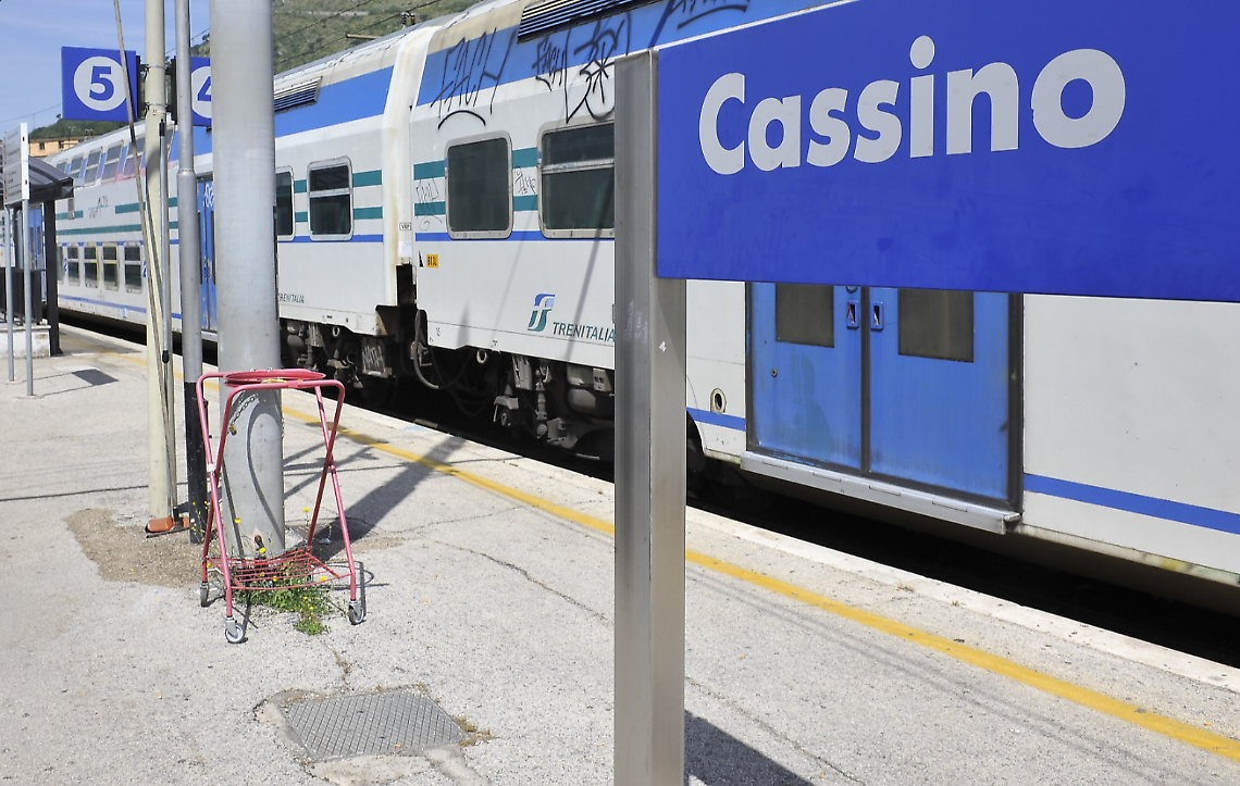 Treno in avaria. Sul posto le forze dell'ordine per il trasbordo dei passeggeri