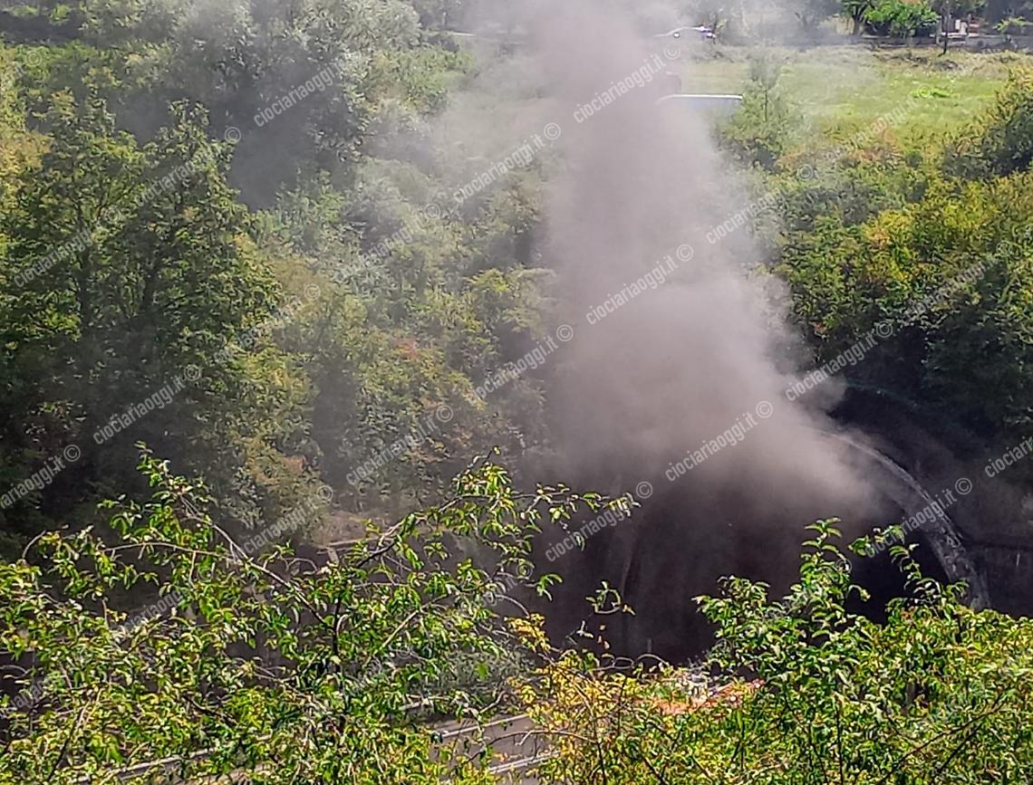 Camion in fiamme nella galleria. Traffico bloccato sulla superstrada