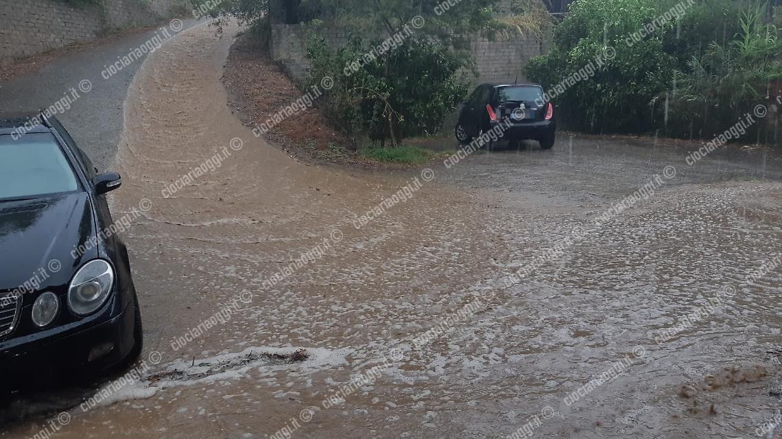 Frana della Calzatora, fiumi di fango invadono la strada 