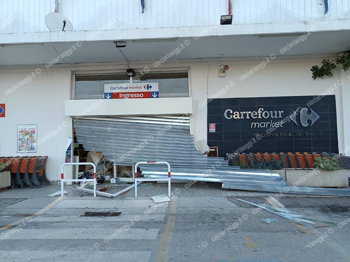 Furto al Carrefour. I ladri fuggono con la cassaforte