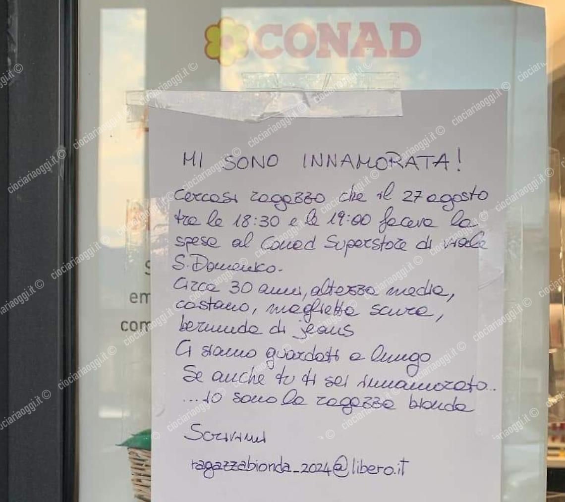 Si innamora di un ragazzo al supermercato e appende un cartello per trovarlo 