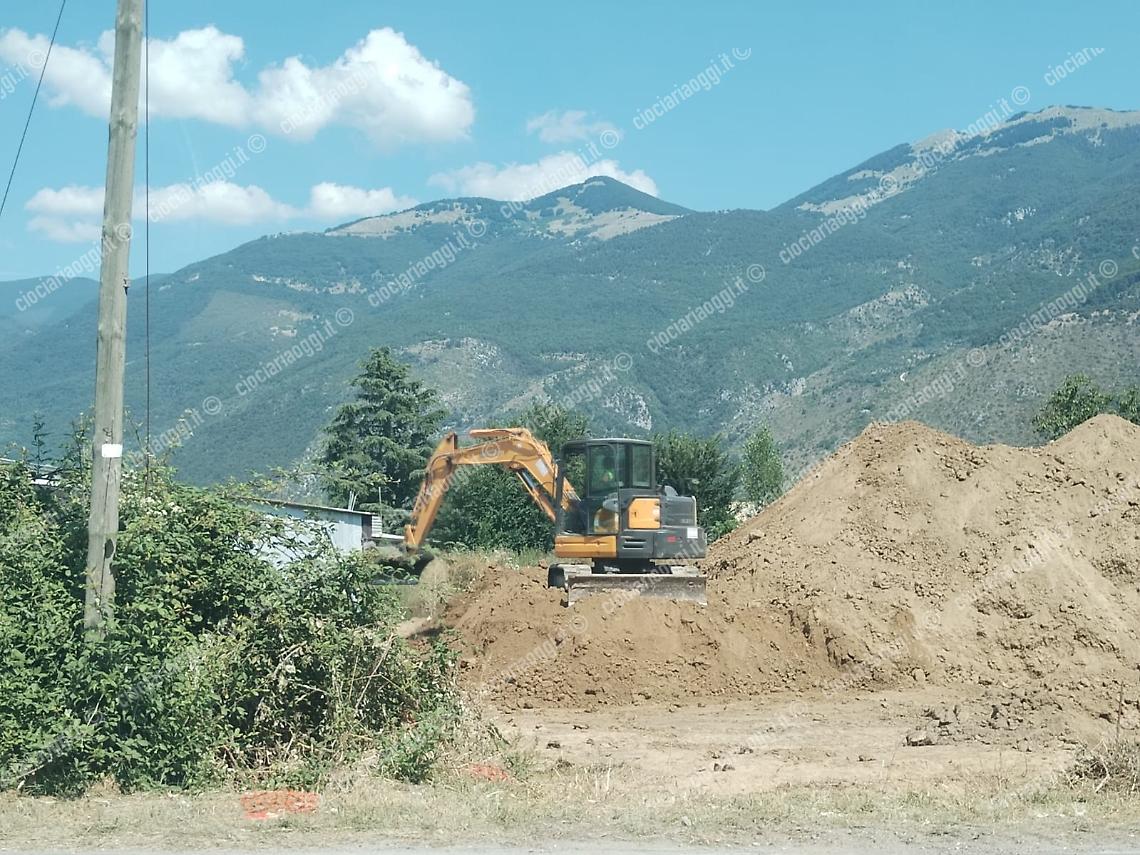 Nel cantiere della scuola affiorano vecchie tombe