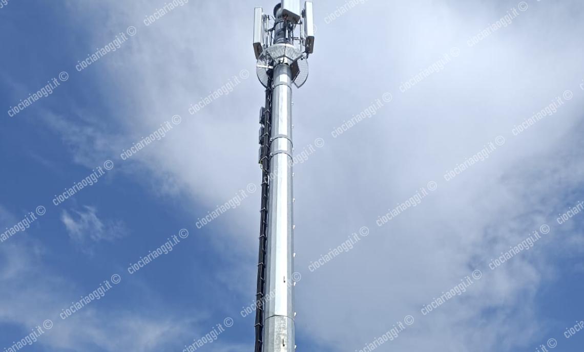 Abbattuta dal vento l'antenna danneggiata da "Fleximan"