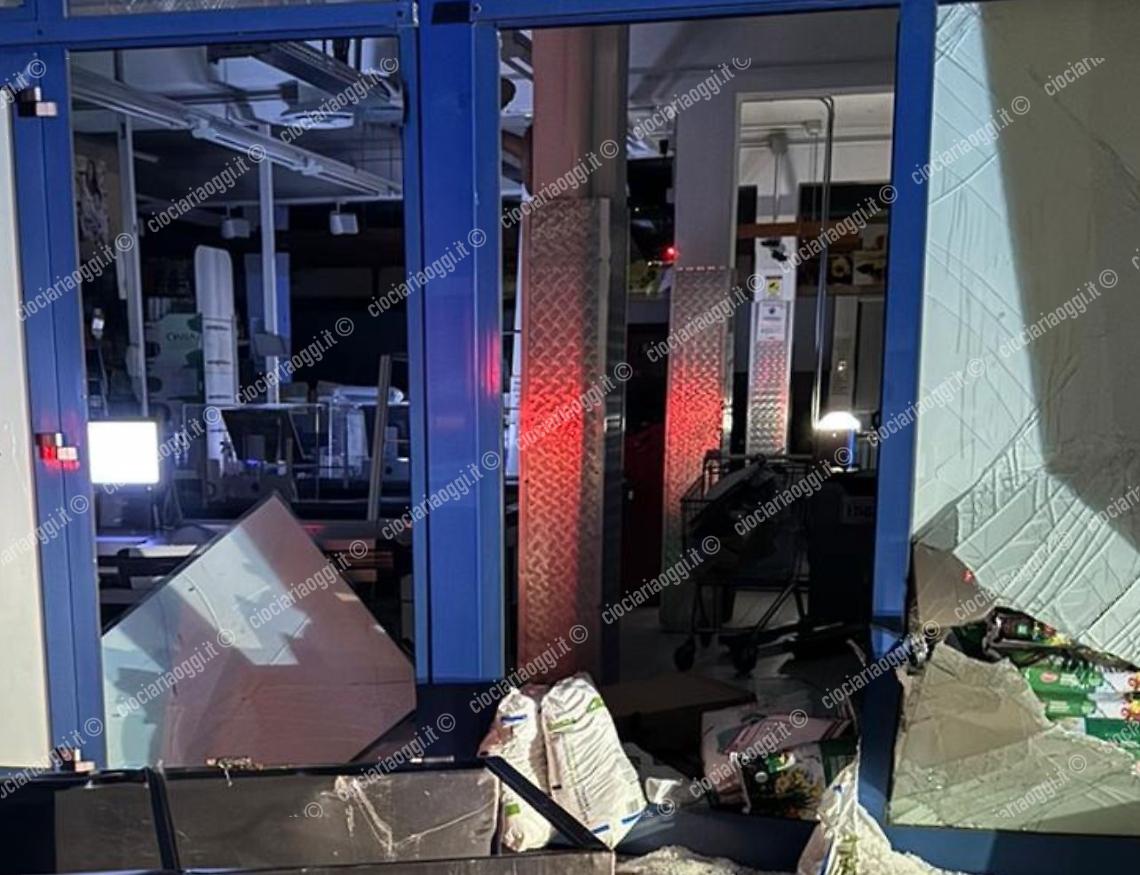 Furto al supermercato Gecop: ladri fuggono con la cassaforte 