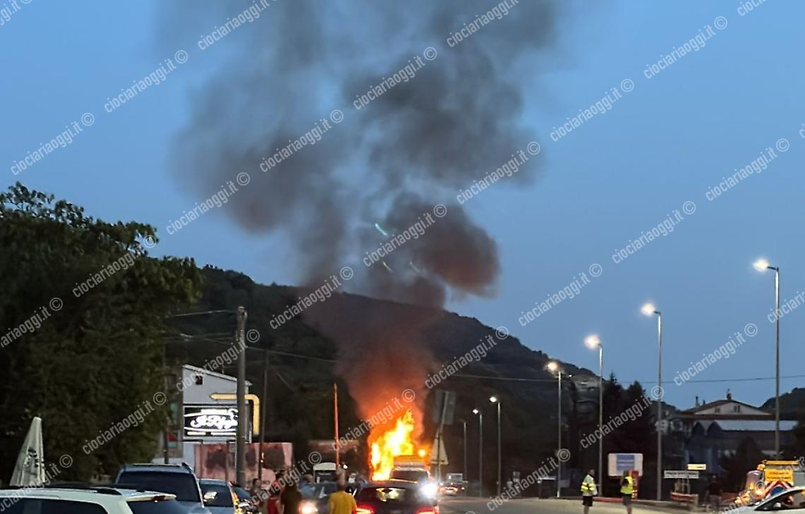 Camion in fiamme sulla superstrada Cassino-Formia 