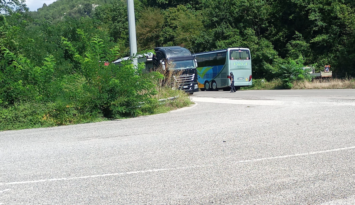 Camion in fiamme nella galleria. Traffico bloccato sulla superstrada