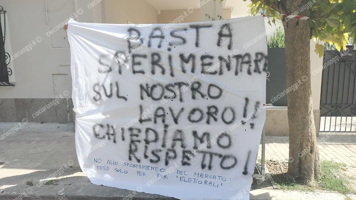 Spostamento mercato, continua la protesta degli ambulanti