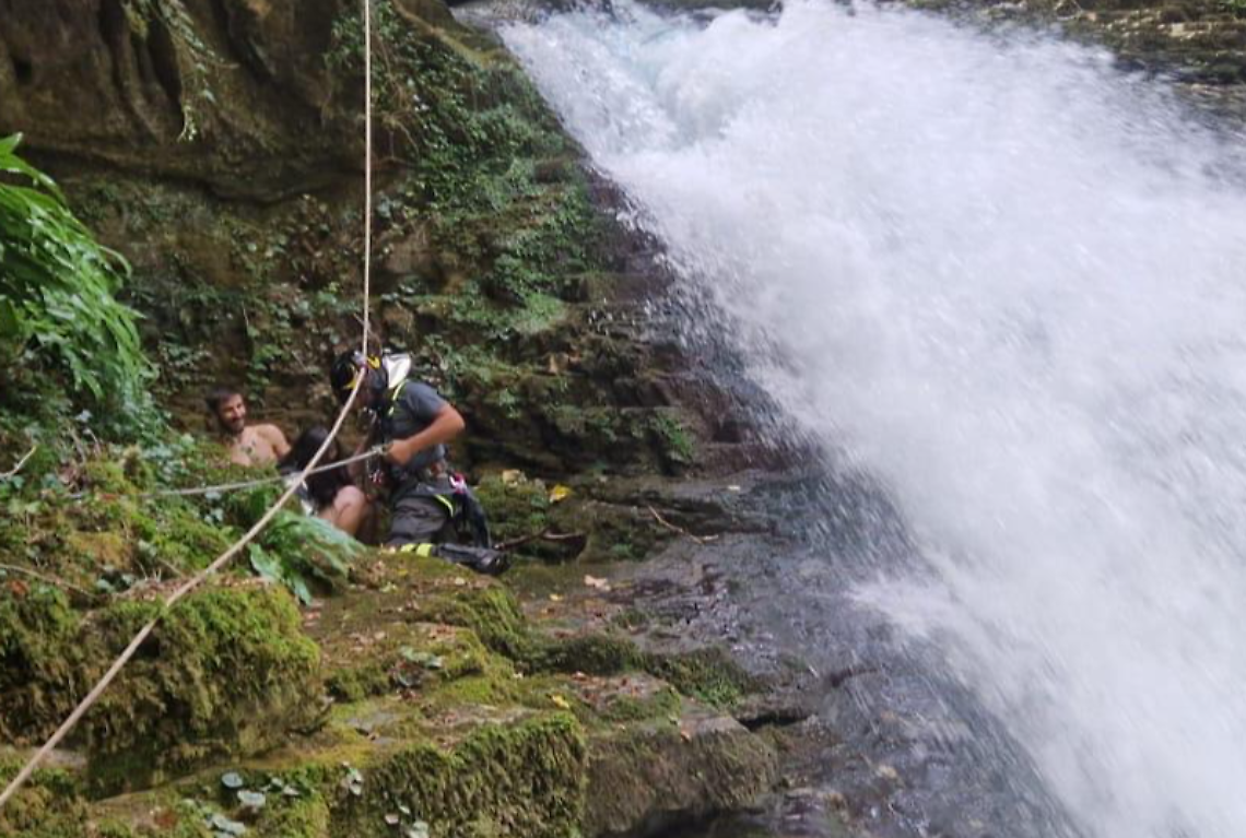Escursionisti restano bloccati durante una visita alle cascate. Recuperati da vigili del fuoco e soccorso alpino