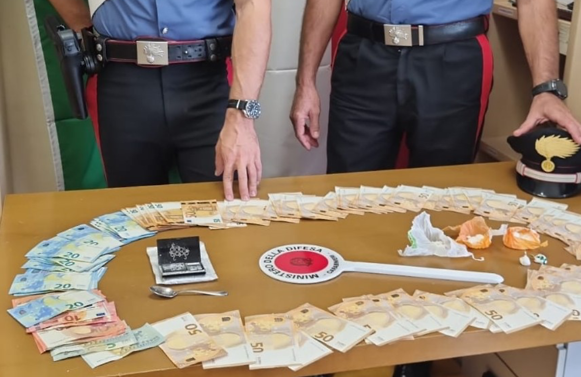 Spaccia in casa dagli arresti domiciliari: trentaseienne in manette