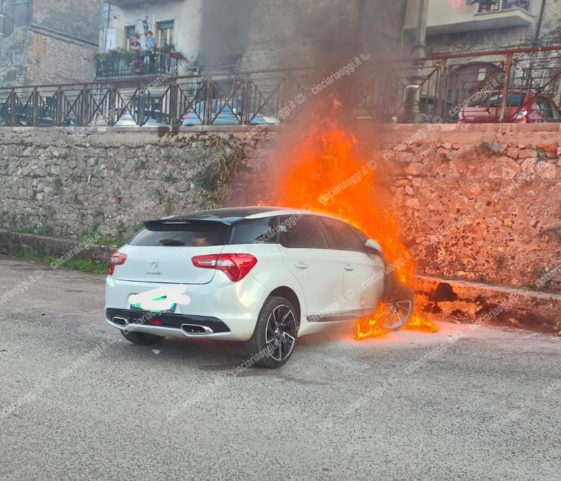 Auto in fiamme. Sul posto vigili del fuoco e militari