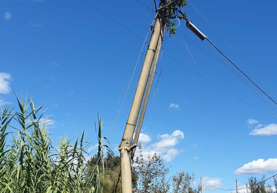 Si spezza un palo della telefonia