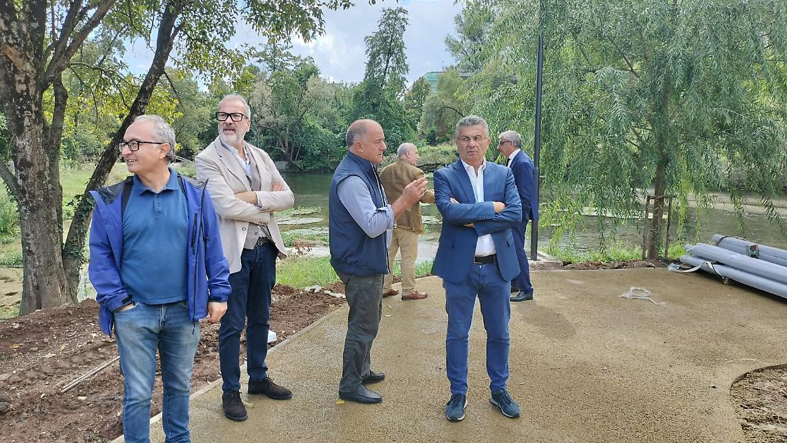 Proseguono i lavori per la realizzazione della nuova villa comunale. Salera visita il cantiere