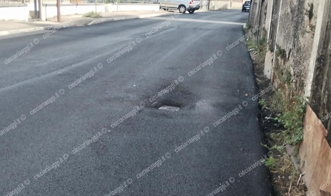Asfalto nuovo a Carnello. Ma i tombini sono trappole
