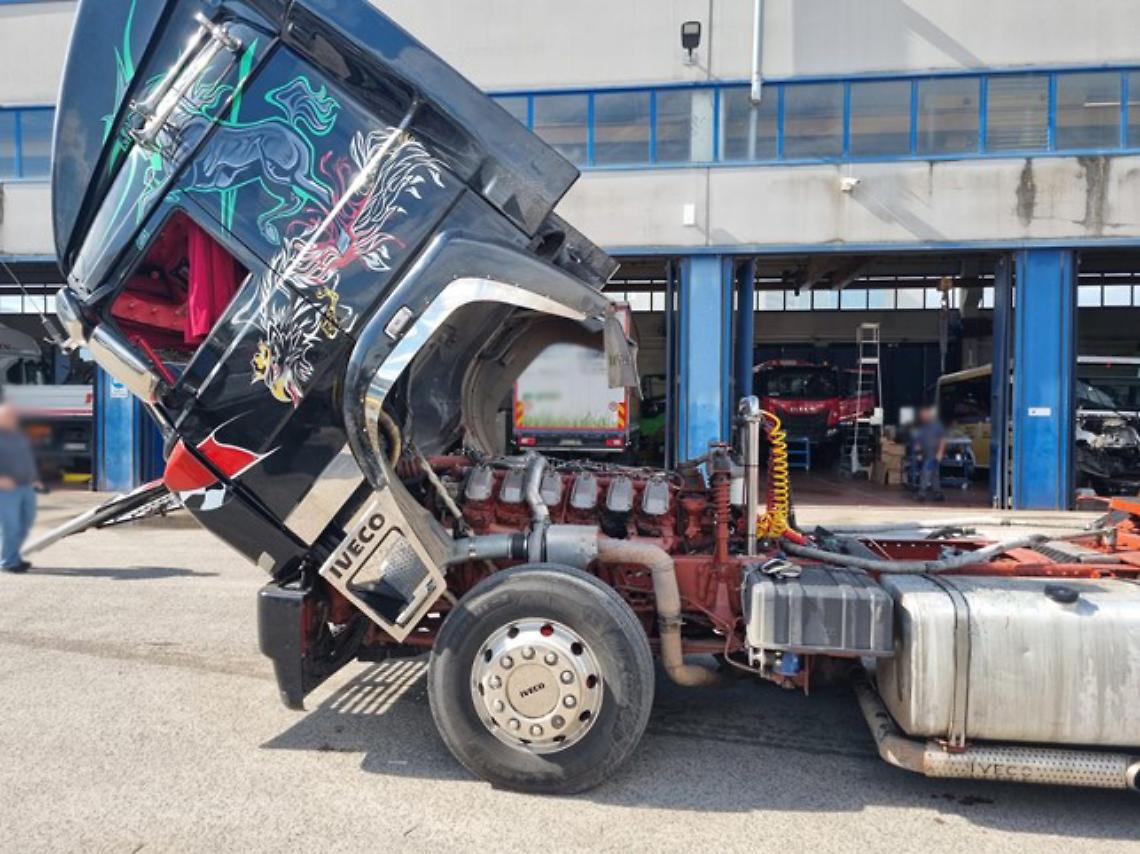 Tir truccato scoperto e fermato dalla polizia. Montava un motore da 12 cilindri e 1500 cavalli