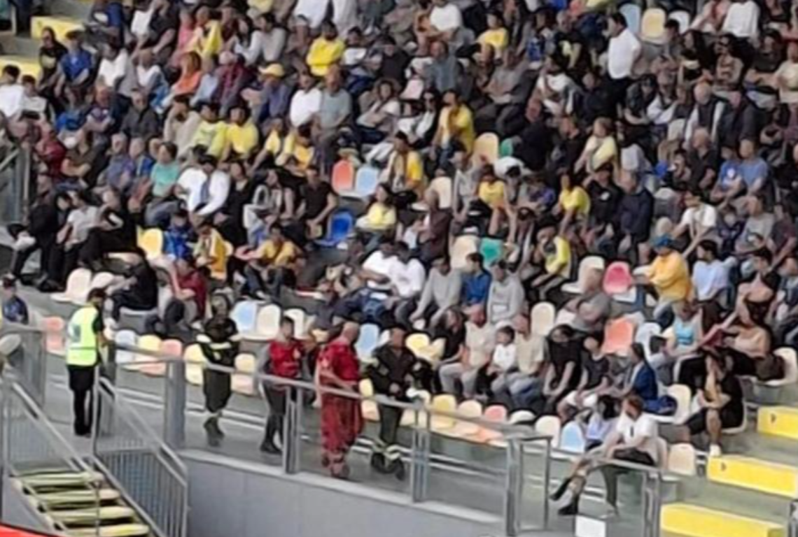 Bomba carta allo stadio. Ferito vigile del fuoco