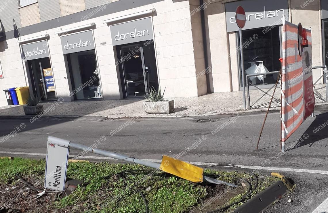 Finisce con l'auto sullo spartitraffico. Divelto il palo dello segnaletica
