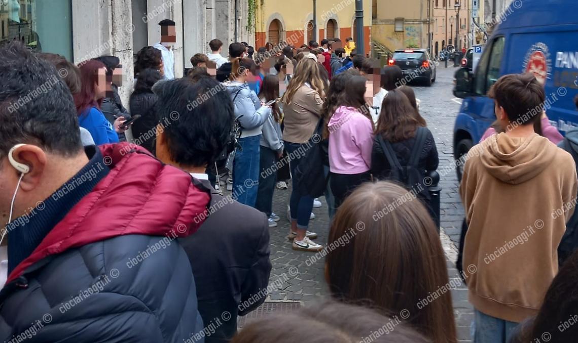 Accoltellato all'uscita da scuola. Gli studenti del liceo Filetico scendono in strada contro la violenza 