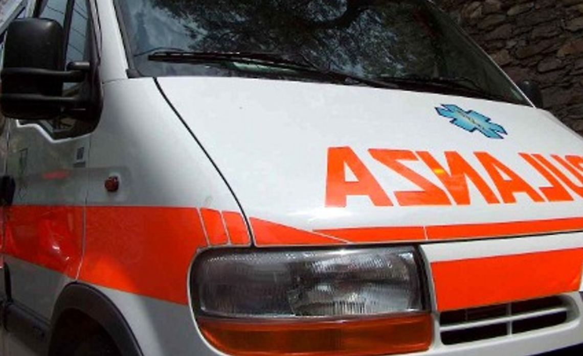 Tagico incidente in A1. Perde il controllo del mezzo e si ribalta, muore un camionista