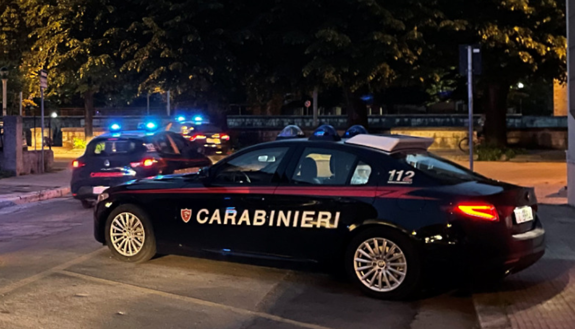 Disordine in casa, picchia compagna e figlia. Arrestato