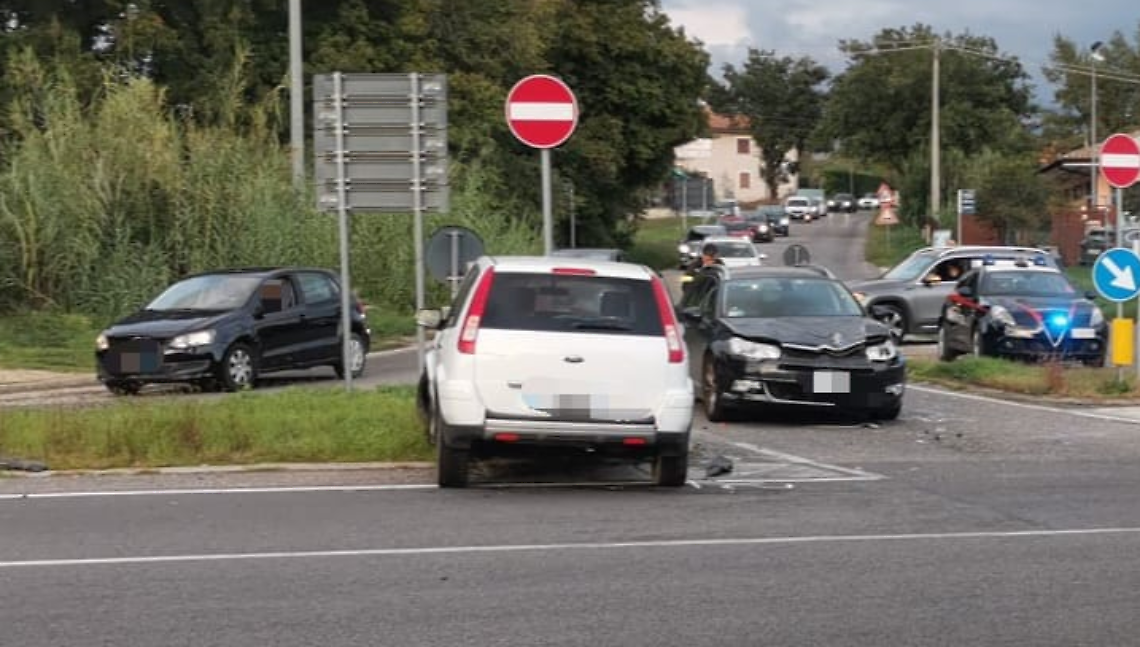 Incidente sulla Casilina fra tre veicoli, ferita una donna. Traffico in tilt