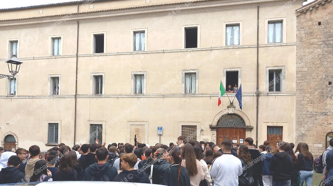 Accoltellato all'uscita da scuola. Gli studenti chiedono perché 
