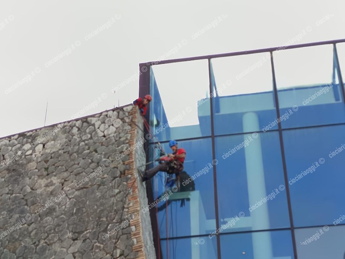 Caduta di pietre dal muro confinante con il Museo Archeologico Ernico. Edilizia acrobatica per la messa in sicurezza