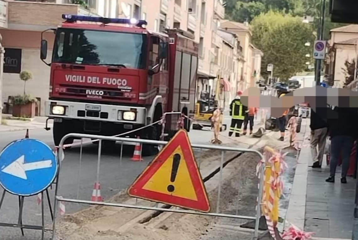 Fuga di gas durante i lavori, via Napoli chiusa al traffico. Sul posto i vigili del fuoco