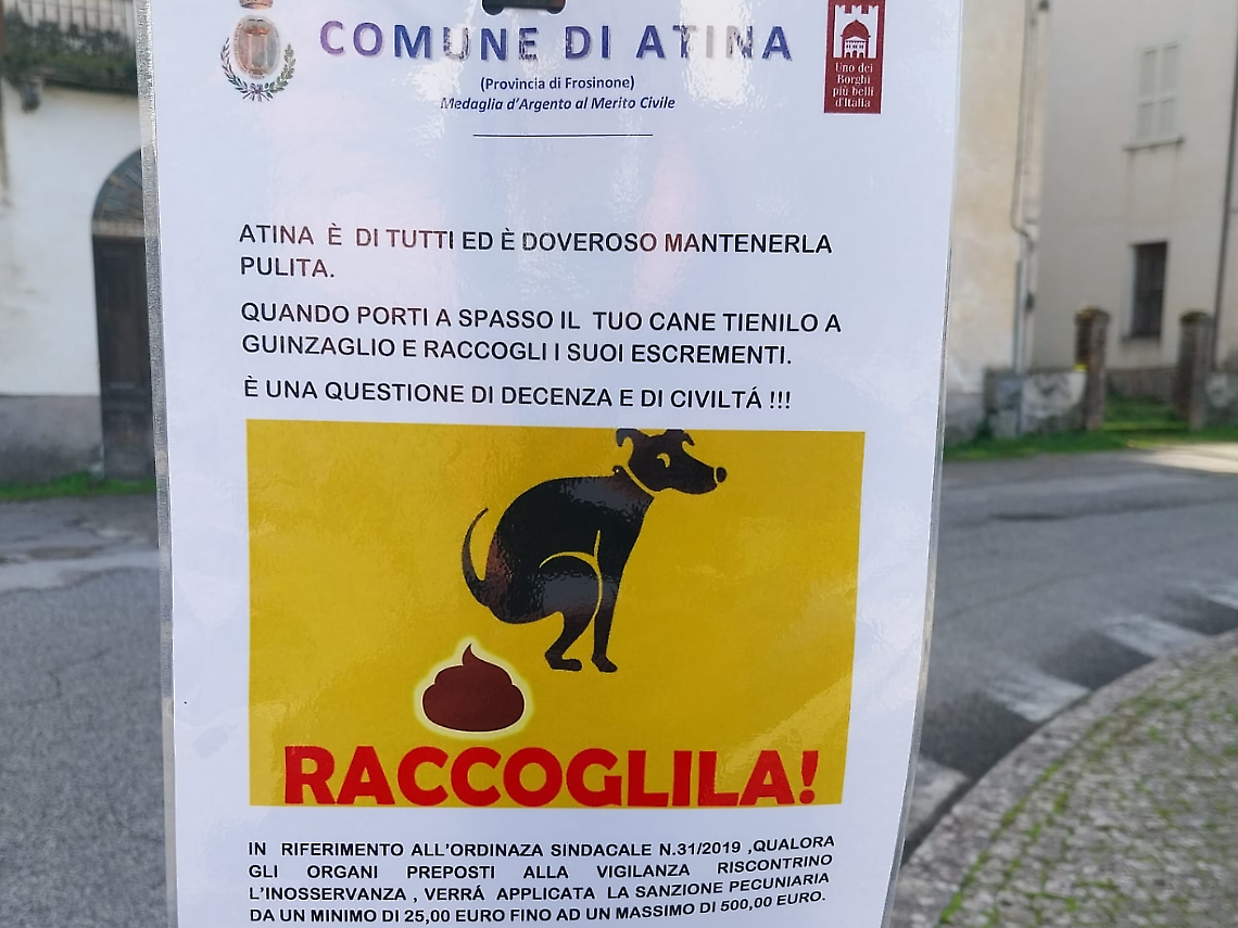 Deiezioni canine sporcano i centro storico. Spuntano i cartelli di monito