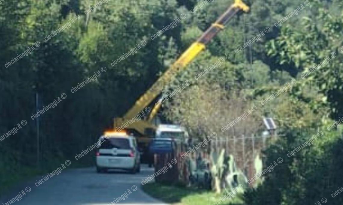 Perde il controllo dell'auto e finisce nella scarpata