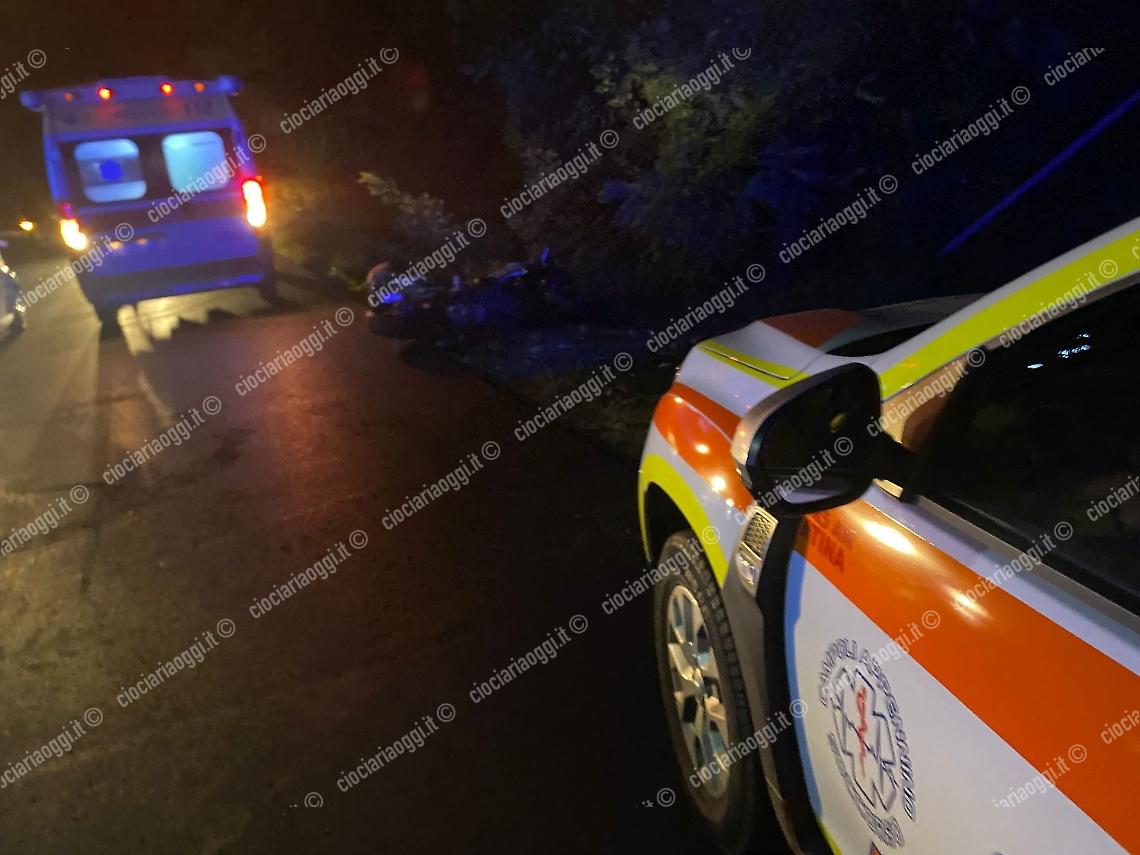 Grave incidente tra un’auto e una moto: ferito un uomo