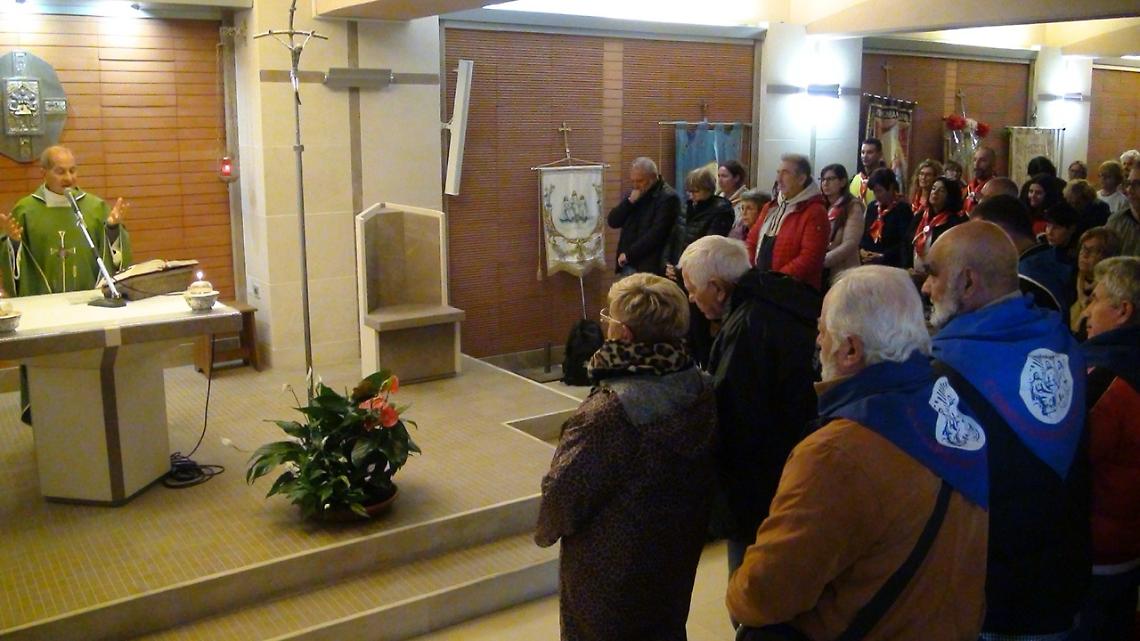Migliaia di  fedeli  dopo la riapertura del santuario