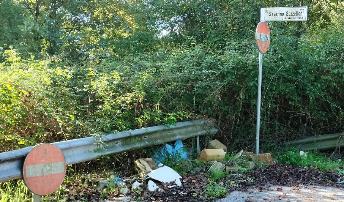 Un’altra discarica: sanitari gettati in via Gazzelloni