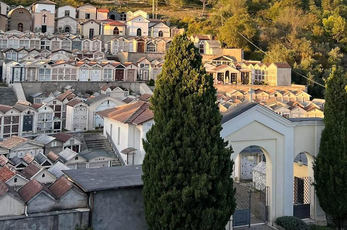 Ladri trafugano i discendenti di rame dentro al cimitero