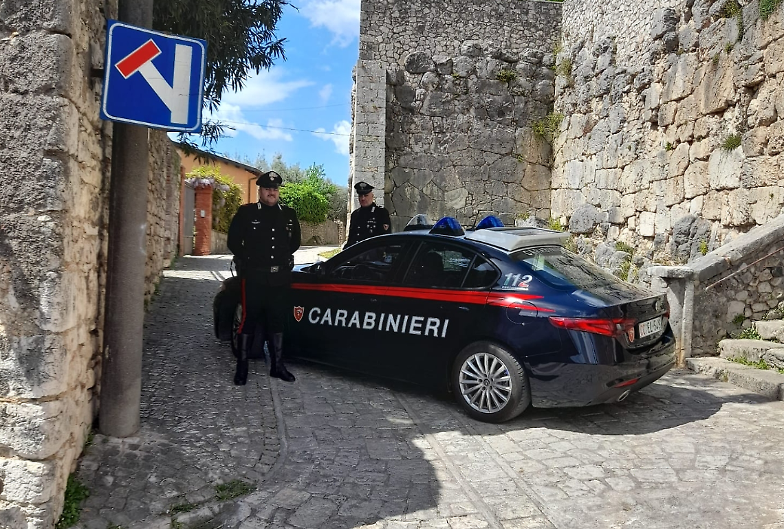 Ruba tre bottiglie di vodka e le nasconde nei pantaloni. Scoperto e arrestato dai carabinieri