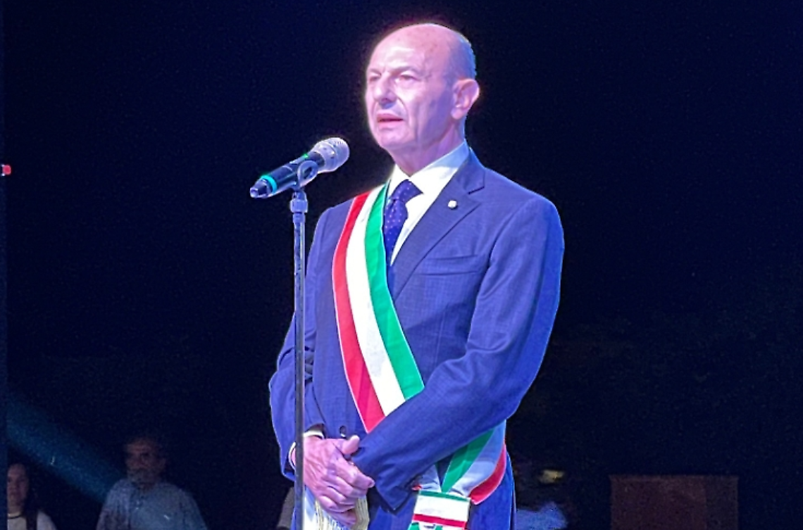 Fascia tricolore usurata. Il Comune ne compra una